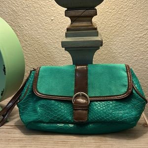 💚🎄Green Wristlet NWOT